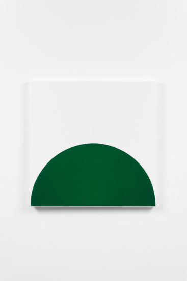 Gudenes felt (Green on White IV), Hanna Sjöstrand. Fotograf: Oslo Kunsthall