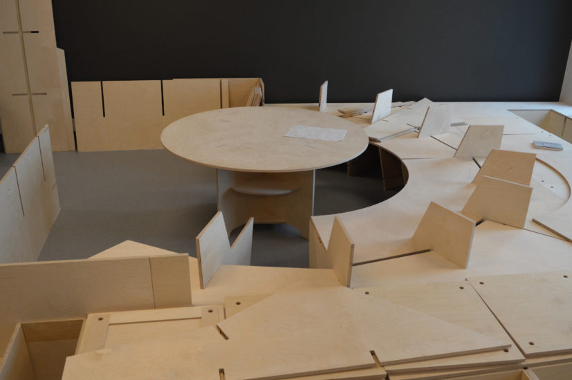 Til akademirommet har arkitekt Alexander Eriksson Furunes og kunstakademiets studenter produsert Flytende møbel (Horigotatsu). Fotograf: Agder Kunstakademi