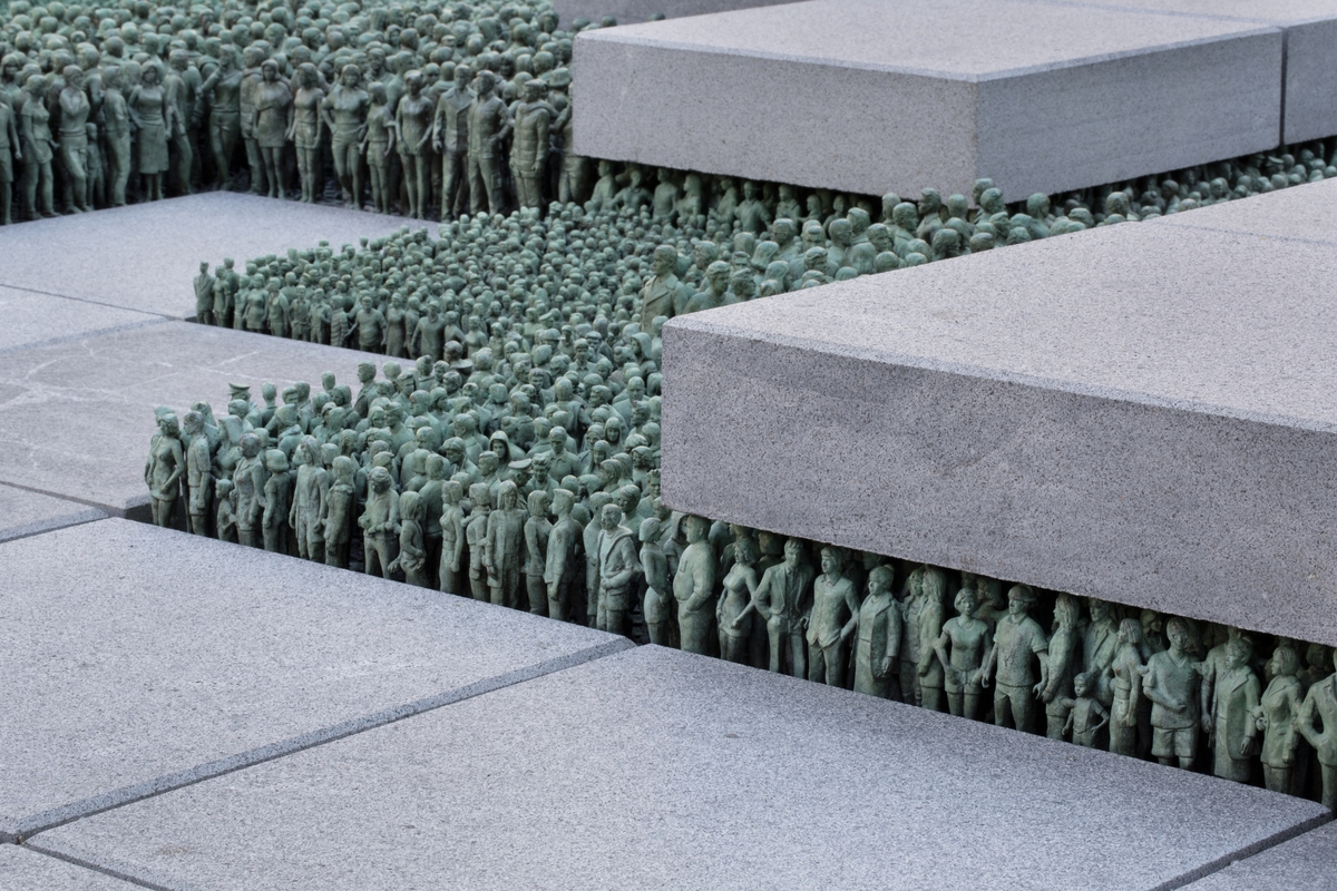 Grass Roots Square av Do Ho Suh er flyttet til Einar Gerhardsens plass.