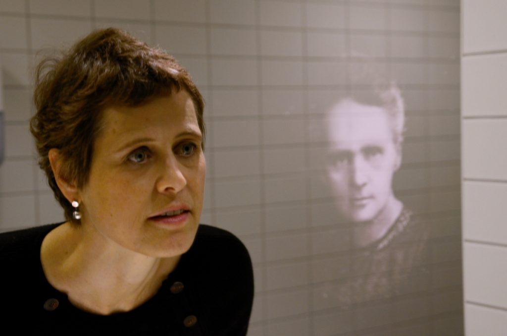 <em>Under fire øyne med Marie Sklodowska Curie</em>, Helene Stub. Photographer: Signe Marie Andersen