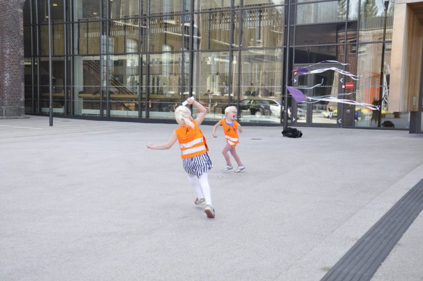 <em>Vågestykke #1 Luftballett</em>, Solvei Hanmei Losnegård har drageworkshop med barnehagebarn fra Kniksen barnehage. Photographer: Pål Hoff