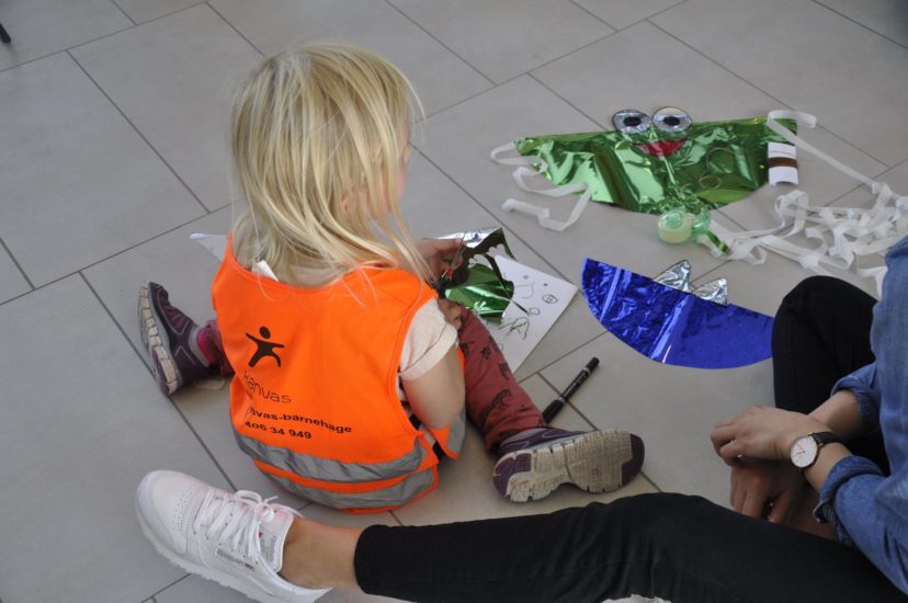 <em>Vågestykke #1 Luftballett</em>, Solvei Hanmei Losnegård har drageworkshop med barnehagebarn fra Kniksen barnehage. Photographer: Pål Hoff
