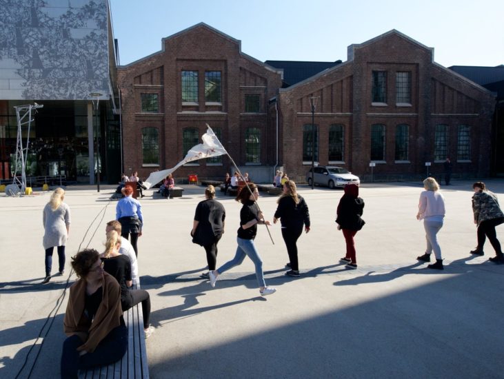 <em>Vågestykke #1 Luftballett</em>, Kari Thorkildsen og hennes studenter fremførar Flashmob. Photographer: Pål Hoff
