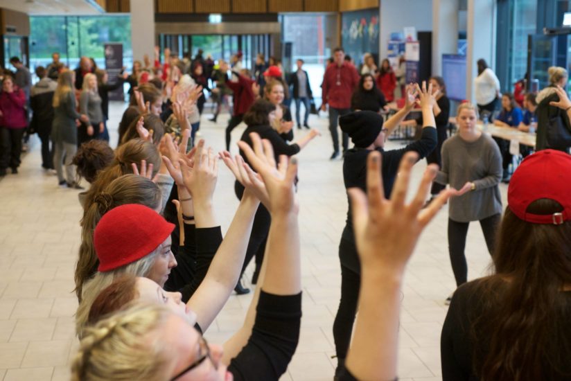 <em>Vågestykke #1 Luftballett</em>, Kari Thorkildsen og hennes studenter fremførar Flashmob. Photographer: Pål Hoff