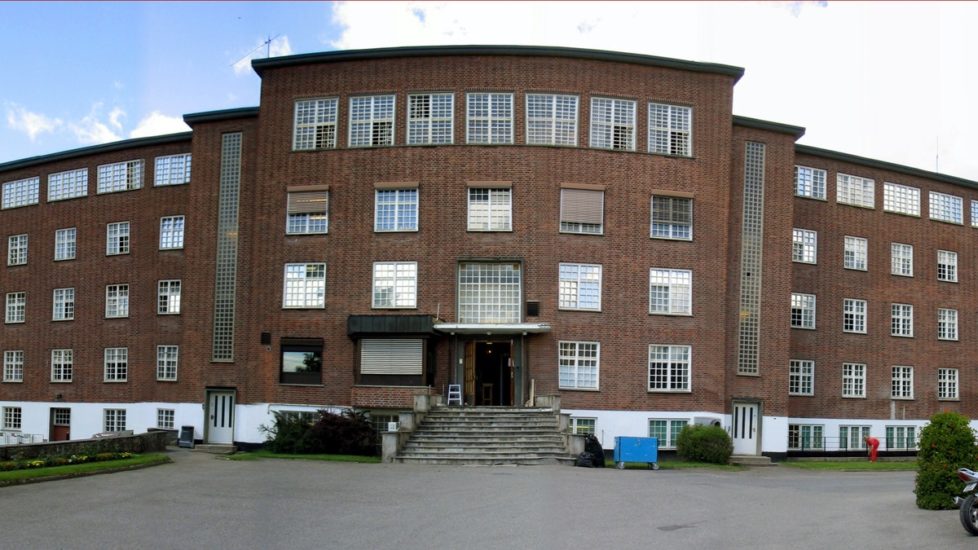 Inngangspartiet på det fredede Hovedbygget ved Ila fengsel og forvaringsanstalt i Bærum. Fotograf: Statsbygg