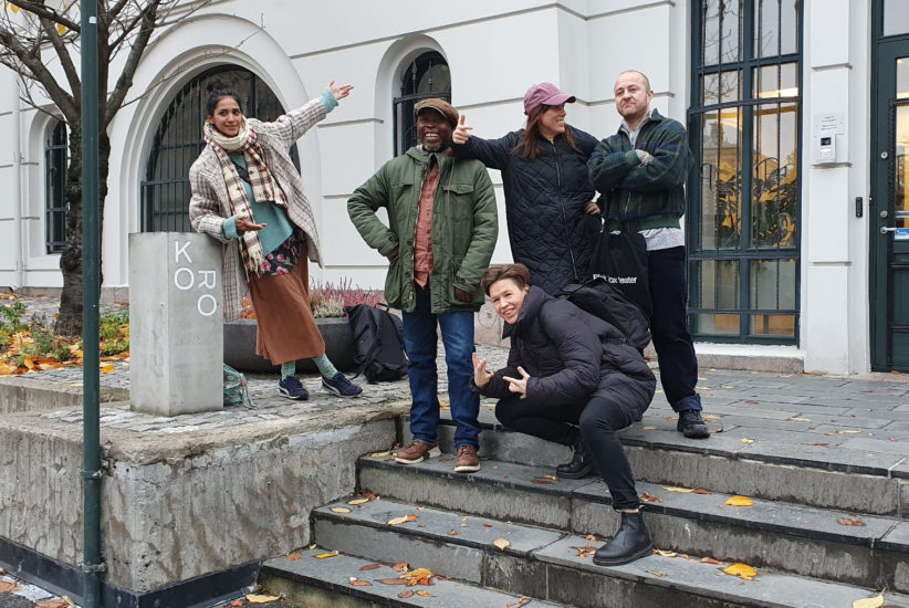 Kunstnergruppen. Fra venstre: Shubhangi Singh,  Germain Ngoma, Carola Grahn, Jim Særnblom og Sigrid Espelien (foran). Fotograf: KORO