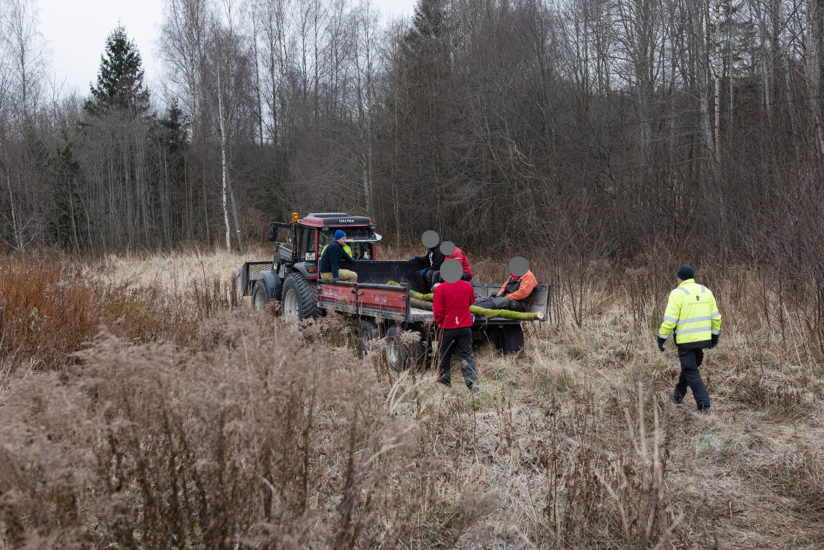 Workshop, Vougas har sammen med innsatte og ansatte i fengslet, og Rud videregående skole bygget verket Flukthus / Báhtarangoahti. Vougas lea ovttasbargan giddagasain ja virggesain giddagasas, ja Rud joatkkaskuvlla olggobealde oahppiin ráhkadan dáiddadaga Báhtarangoahti / Flukthus. Fotograf: Thomas Tveter