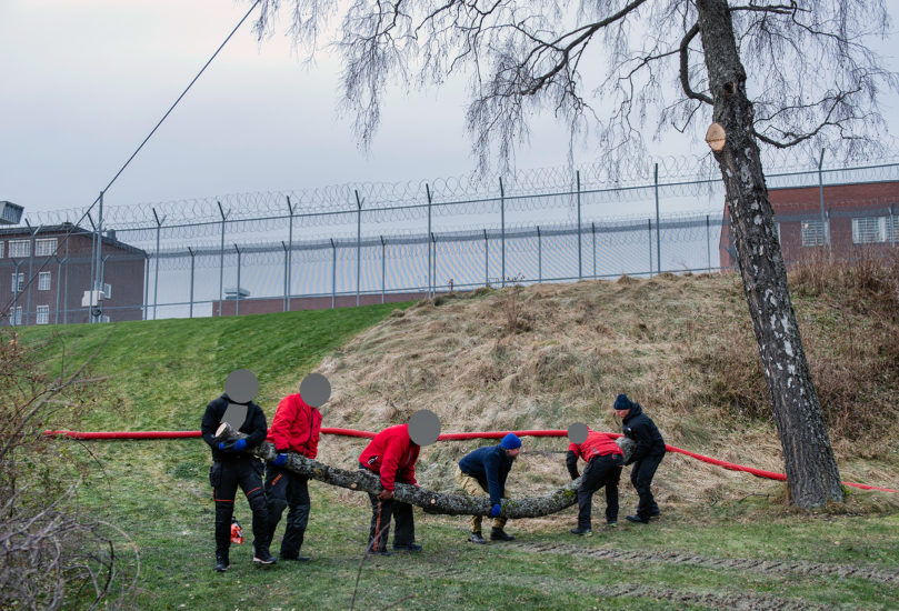 Workshop, Vougas har sammen med innsatte og ansatte i fengslet, og Rud videregående skole bygget verket Flukthus / Báhtarangoahti. Vougas lea ovttasbargan giddagasain ja virggesain giddagasas, ja Rud joatkkaskuvlla olggobealde oahppiin ráhkadan dáiddadaga Báhtarangoahti / Flukthus. Fotograf: Thomas Tveter