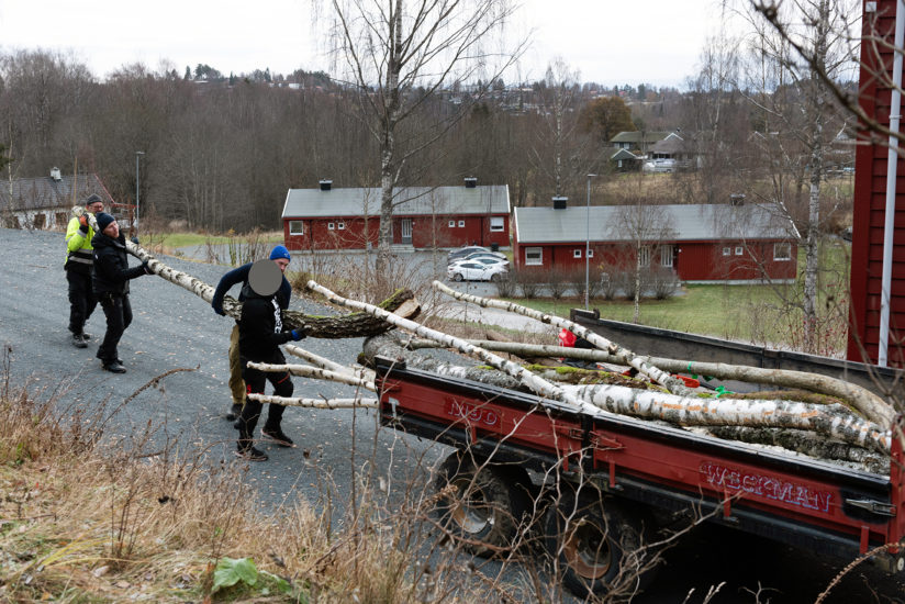 <em>Workshop</em>, Vougas har sammen med innsatte og ansatte i fengslet, og Rud videregående skole bygget verket Flukthus / Báhtarangoahti. Vougas lea ovttasbargan giddagasain ja virggesain giddagasas, ja Rud joatkkaskuvlla olggobealde oahppiin ráhkadan dáiddadaga Báhtarangoahti / Flukthus. Photographer: Thomas Tveter