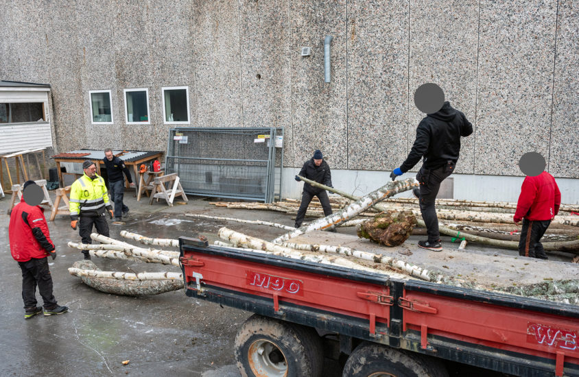 Workshop, Vougas har sammen med innsatte og ansatte i fengslet, og Rud videregående skole bygget verket Flukthus / Báhtarangoahti. Vougas lea ovttasbargan giddagasain ja virggesain giddagasas, ja Rud joatkkaskuvlla olggobealde oahppiin ráhkadan dáiddadaga Báhtarangoahti / Flukthus. Fotograf: Thomas Tveter