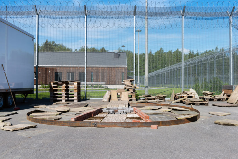 Workshop, Vougas har sammen med innsatte og ansatte i fengslet, og Rud videregående skole bygget verket Flukthus / Báhtarangoahti. Vougas lea ovttasbargan giddagasain ja virggesain giddagasas, ja Rud joatkkaskuvlla olggobealde oahppiin ráhkadan dáiddadaga Báhtarangoahti / Flukthus. Fotograf: Thomas Tveter