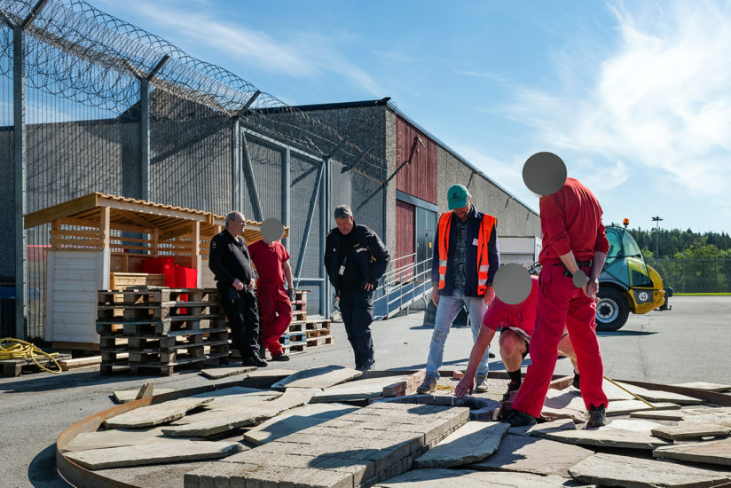 Workshop, Vougas har sammen med innsatte og ansatte i fengslet, og Rud videregående skole bygget verket Flukthus / Báhtarangoahti. Vougas lea ovttasbargan giddagasain ja virggesain giddagasas, ja Rud joatkkaskuvlla olggobealde oahppiin ráhkadan dáiddadaga Báhtarangoahti / Flukthus. Fotograf: Thomas Tveter