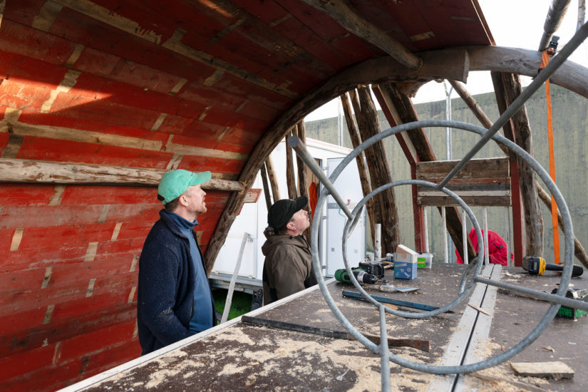 Workshop, Vougas har sammen med innsatte og ansatte i fengslet, og Rud videregående skole bygget verket Flukthus / Báhtarangoahti. Vougas lea ovttasbargan giddagasain ja virggesain giddagasas, ja Rud joatkkaskuvlla olggobealde oahppiin ráhkadan dáiddadaga Báhtarangoahti / Flukthus. Fotograf: Thomas Tveter