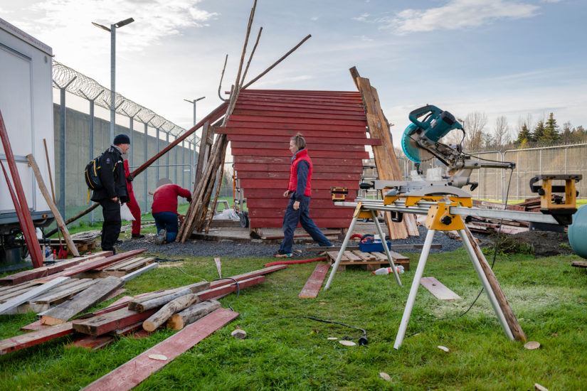 <em>Workshop</em>, Vougas har sammen med innsatte og ansatte i fengslet, og Rud videregående skole bygget verket Flukthus / Báhtarangoahti. Vougas lea ovttasbargan giddagasain ja virggesain giddagasas, ja Rud joatkkaskuvlla olggobealde oahppiin ráhkadan dáiddadaga Báhtarangoahti / Flukthus. Photographer: Thomas Tveter