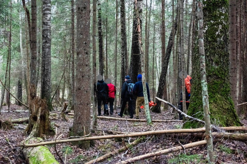 Workshop, Vougas har sammen med innsatte og ansatte i fengslet, og Rud videregående skole bygget verket Flukthus / Báhtarangoahti. Vougas lea ovttasbargan giddagasain ja virggesain giddagasas, ja Rud joatkkaskuvlla olggobealde oahppiin ráhkadan dáiddadaga Báhtarangoahti / Flukthus. Fotograf: Thomas Tveter