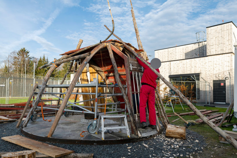 Workshop, Vougas har sammen med innsatte og ansatte i fengslet, og Rud videregående skole bygget verket Flukthus / Báhtarangoahti. Vougas lea ovttasbargan giddagasain ja virggesain giddagasas, ja Rud joatkkaskuvlla olggobealde oahppiin ráhkadan dáiddadaga Báhtarangoahti / Flukthus. Fotograf: Eirin Støen 