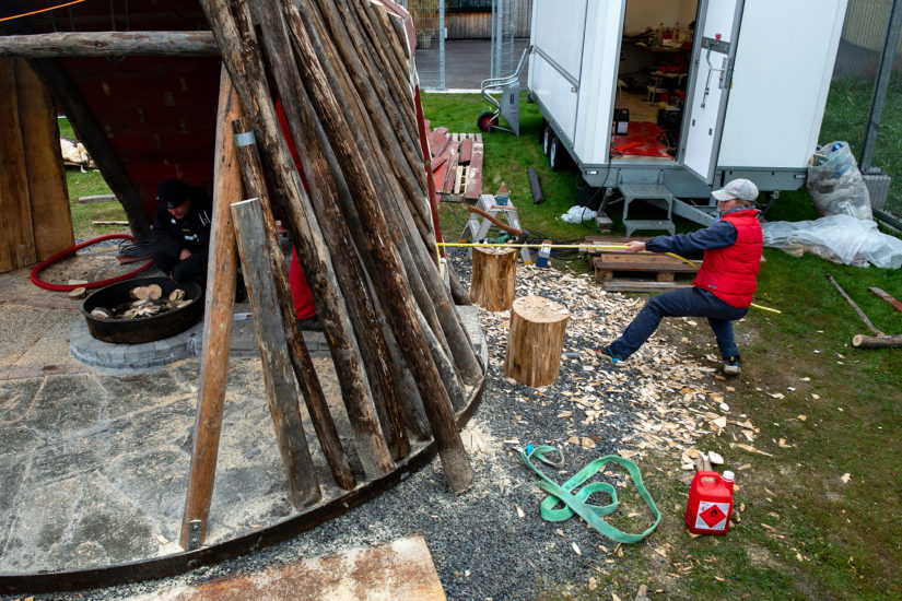 Workshop, Vougas har sammen med innsatte og ansatte i fengslet, og Rud videregående skole bygget verket Flukthus / Báhtarangoahti. Vougas lea ovttasbargan giddagasain ja virggesain giddagasas, ja Rud joatkkaskuvlla olggobealde oahppiin ráhkadan dáiddadaga Báhtarangoahti / Flukthus. Fotograf: Eirin Støen 