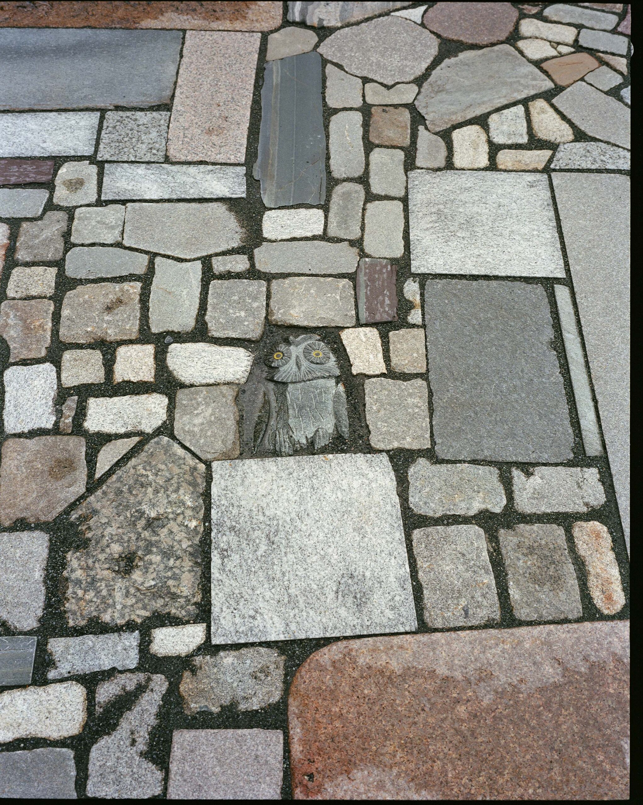 Detalj av Jumana Mannas bygulv "Sebastia" (2025), regjeringskvartalet, Oslo.