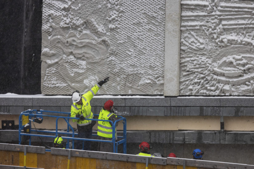 Montering av Damla Kilickirans kunstverk på fasaden av A-blokka. Fotograf: Trond Isaksen / KORO
