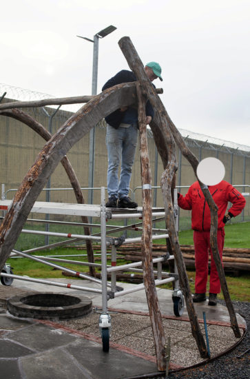 Workshop, Vougas har sammen med innsatte og ansatte i fengslet, og Rud videregående skole bygget verket Flukthus / Báhtarangoahti. Vougas lea ovttasbargan giddagasain ja virggesain giddagasas, ja Rud joatkkaskuvlla olggobealde oahppiin ráhkadan dáiddadaga Báhtarangoahti / Flukthus. Fotograf: Eirin Støen