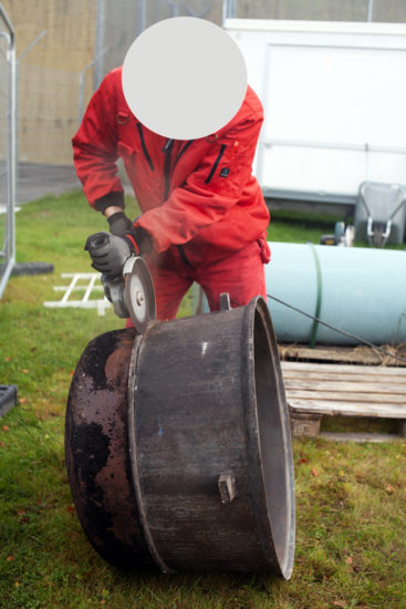 Workshop, Vougas har sammen med innsatte og ansatte i fengslet, og Rud videregående skole bygget verket Flukthus / Báhtarangoahti. Vougas lea ovttasbargan giddagasain ja virggesain giddagasas, ja Rud joatkkaskuvlla olggobealde oahppiin ráhkadan dáiddadaga Báhtarangoahti / Flukthus. Fotograf: Eirin Støen