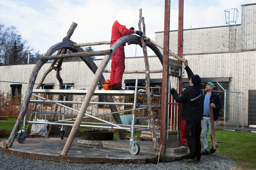 Workshop, Vougas har sammen med innsatte og ansatte i fengslet, og Rud videregående skole bygget verket Flukthus / Báhtarangoahti. Vougas lea ovttasbargan giddagasain ja virggesain giddagasas, ja Rud joatkkaskuvlla olggobealde oahppiin ráhkadan dáiddadaga Báhtarangoahti / Flukthus. Fotograf: Eirin Støen