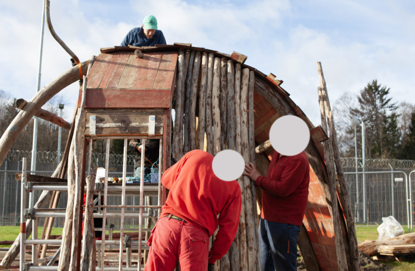 Workshop, Vougas har sammen med innsatte og ansatte i fengslet, og Rud videregående skole bygget verket Flukthus / Báhtarangoahti. Vougas lea ovttasbargan giddagasain ja virggesain giddagasas, ja Rud joatkkaskuvlla olggobealde oahppiin ráhkadan dáiddadaga Báhtarangoahti / Flukthus. Fotograf: Eirin Støen