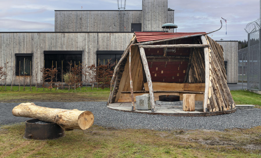 Flukthus / Báhtarangoahti, Vougas – ved Joar Nango og Eystein Talleraas. Fotograf: Thomas Tveter