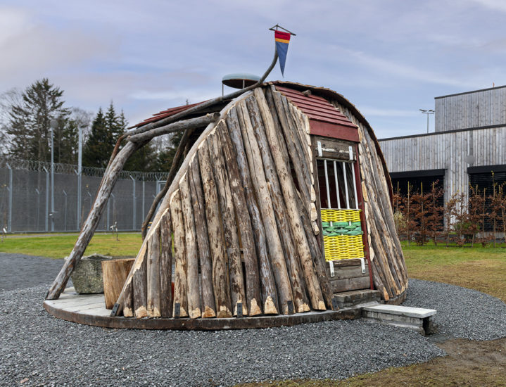 Flukthus / Báhtarangoahti, Vougas – ved Joar Nango og Eystein Talleraas. Fotograf: Thomas Tveter