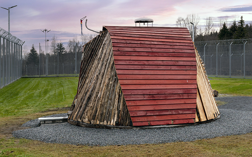 Flukthus / Báhtarangoahti, Vougas – ved Joar Nango og Eystein Talleraas. Fotograf: Thomas Tveter