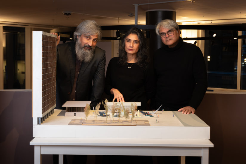 Raqs Media Collective, (Jeebesh Bagchi, Monica Narula, og Shuddhabrata Sengupta) er en av tre finalister i konkurransen om nytt minnested. Fotograf: Niklas Hart