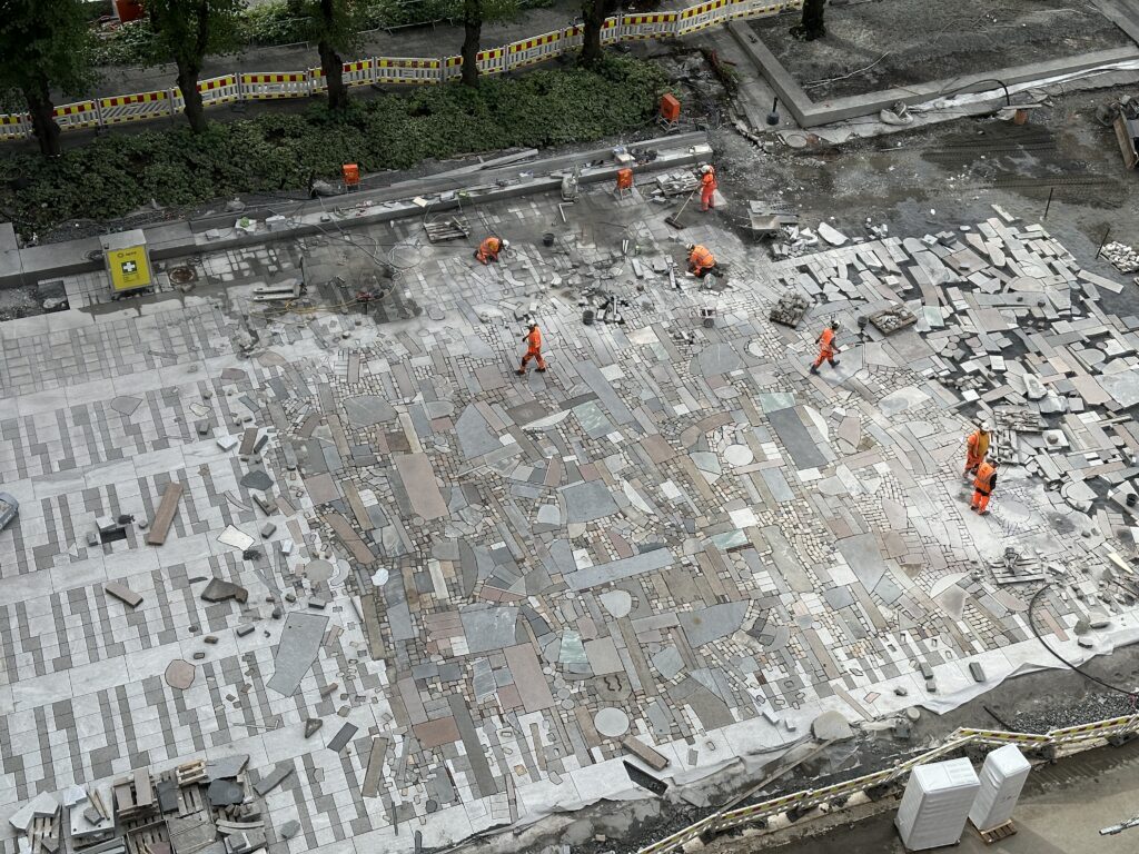 Jumana Mannas 800 kvm store verk Sebastia legges i det nye regjeringskvartalet i Oslo.