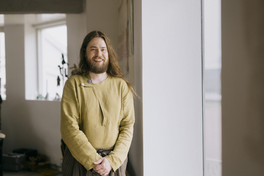 KORO sitt kuratorteam har allereie sett i gang eit forprosjekt med den norske kunstnaren Ask Bjørlo.