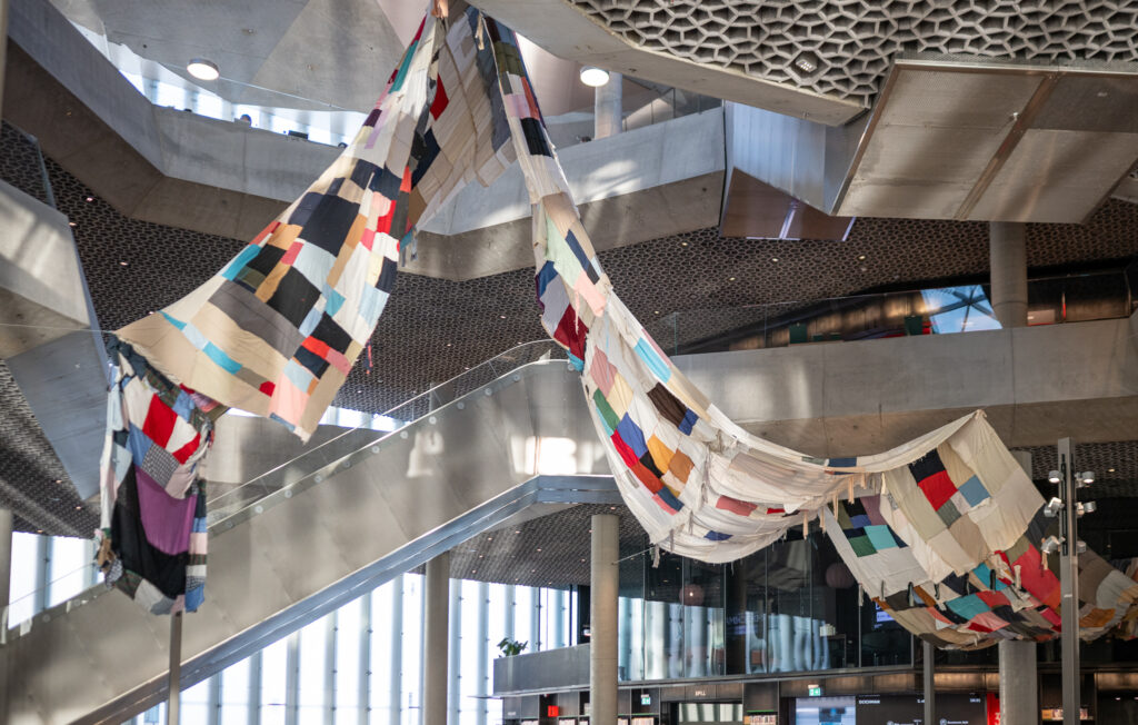 re-(t)exHile er et internasjonalt kunstprosjekt som tar for seg den globale krisen rundt tekstilavfall fra moteindustrien. Installasjonen vises på Deichman Bjørvika vinteren 2026.