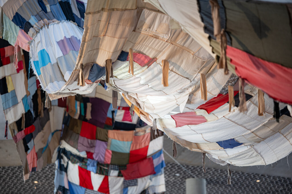 re-(t)exHile er et internasjonalt kunstprosjekt som utforsker den globale krisen knyttet til tekstilavfall fra moteindustrien. 7. mars inviterer de til en kollektiv aksjon mot den globale tekstilavfallskrisen i Oslo Rådhus. Foto: Monika H. Kováčová.