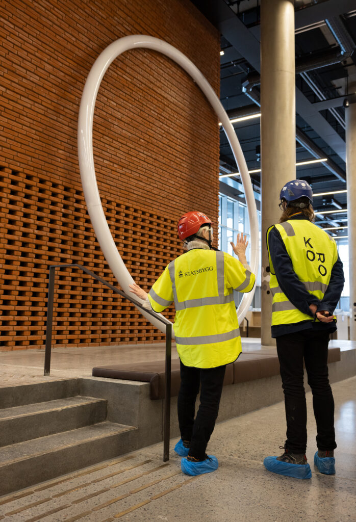Kunstner Ann Lislegaard og prosjektleder Trond Hugo Haugen i KORO. Foto: Trond Isaksen/KORO.