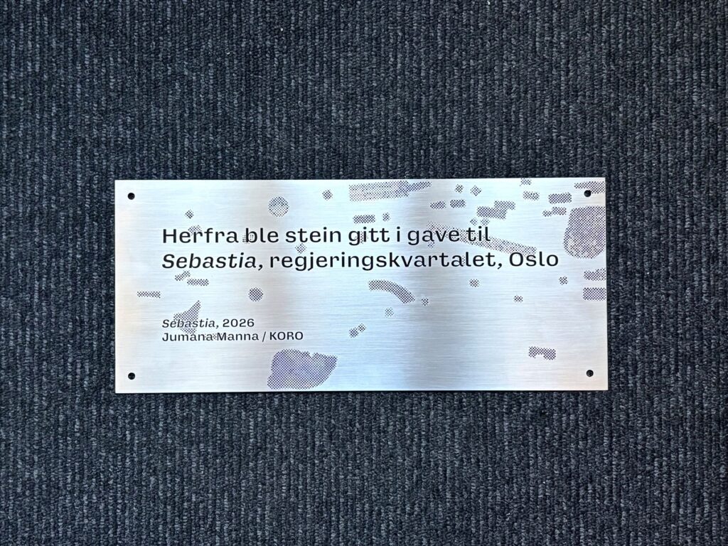 Ein plakett er send til alle som har bidrege med stein til Jumana Manna sitt bygolv Sebastia.
